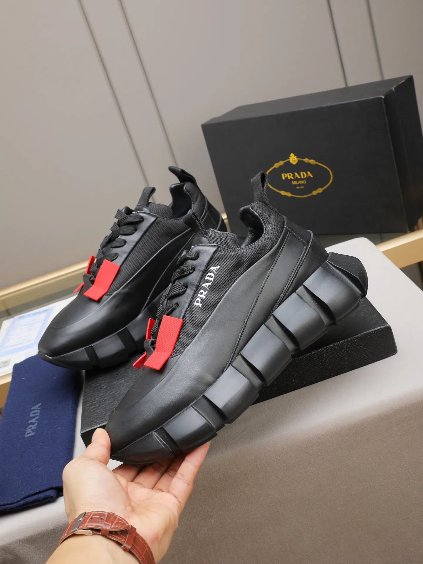 PP500 PRADA/Prada men's lace-up casual sports shoes, the upper is made of imported first-layer calfskin, soft, comfortable and breathable ➕ washed sheepskin lining! The tongue is decorated with the PRADA brand letter logo. The rubber thick sole echoes the red label tongue. The style is fashionable and elegant. The details are carefully crafted. A casual sports shoe with a super western style and excellent breathability!  Size: 38-44 (45 46 customized)